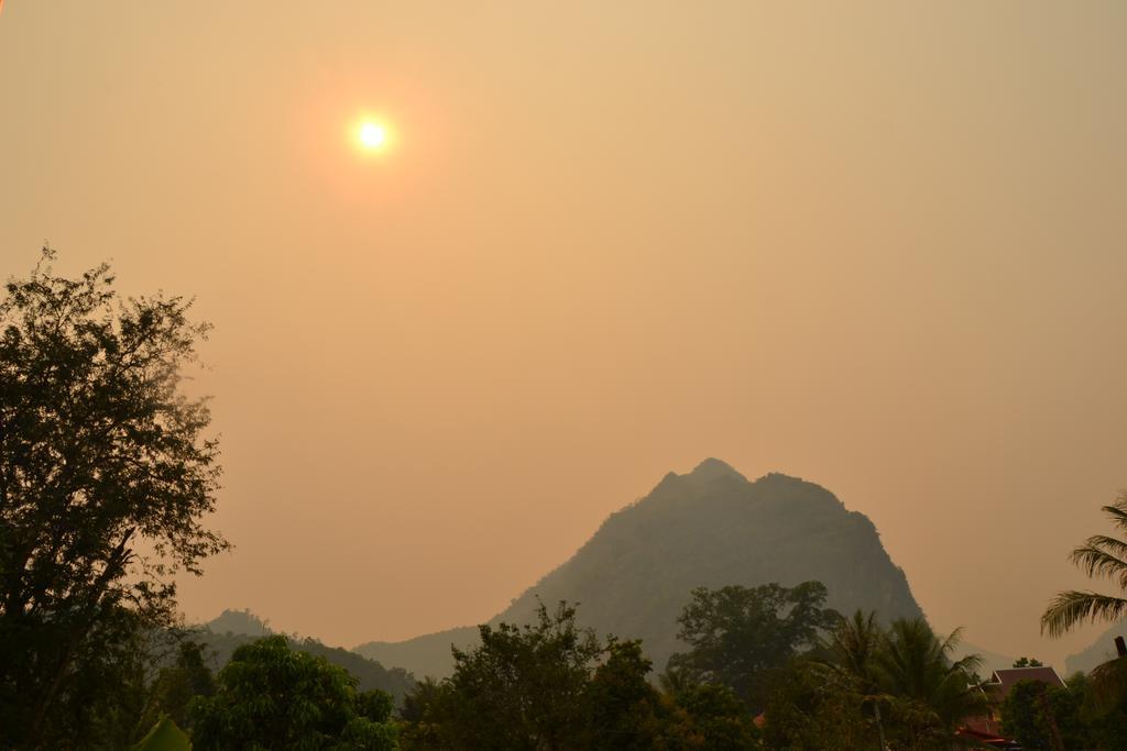 Lamorn Guesthouse Nong Khiaw ภายนอก รูปภาพ
